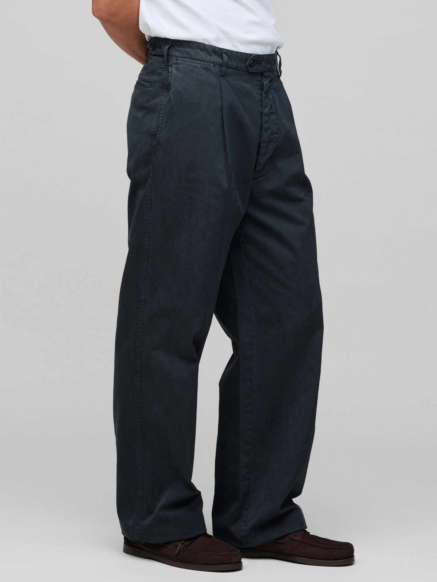 Finx Light Chino One-Tuck Wide Pants, Black