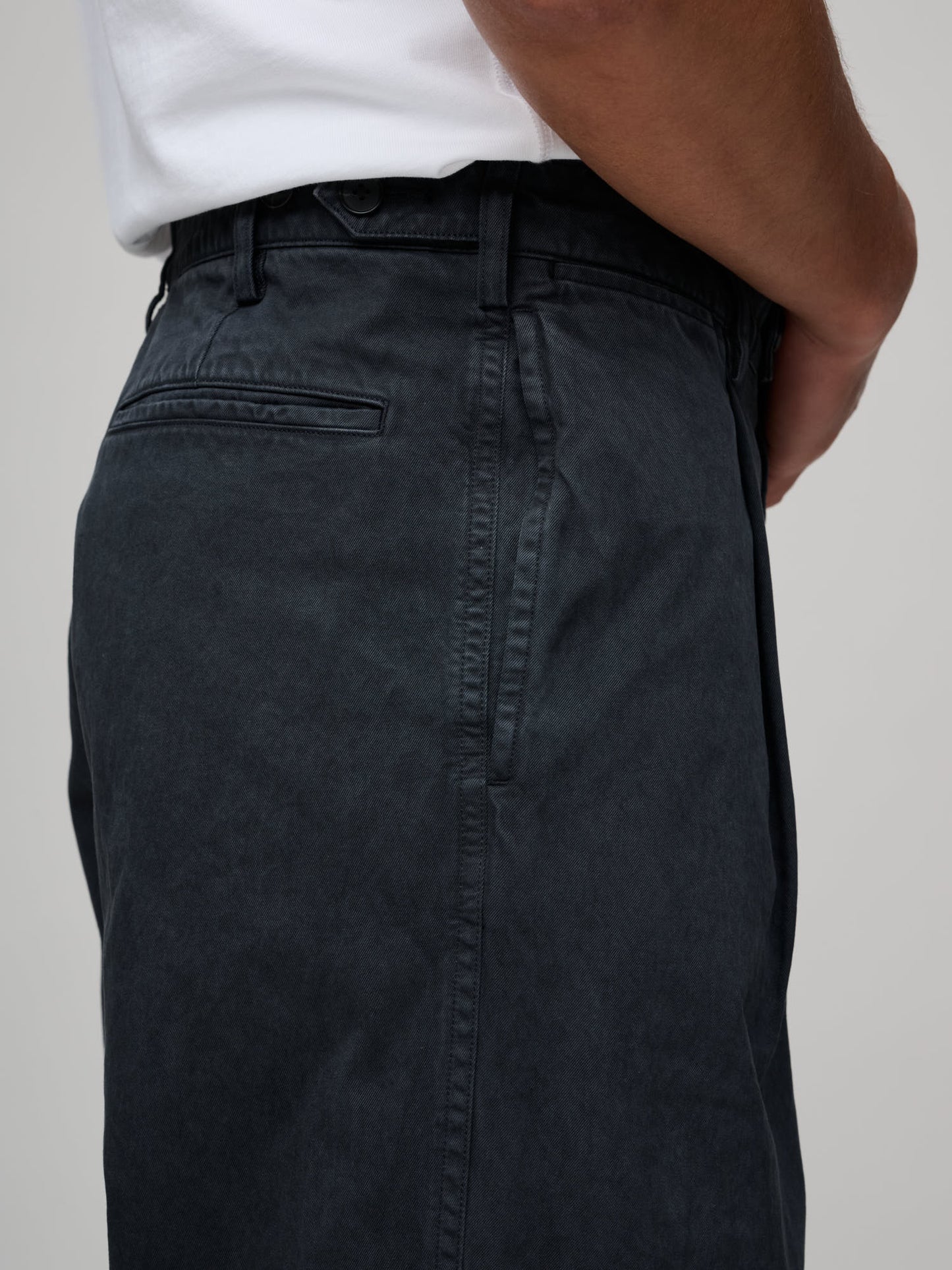 Finx Light Chino One-Tuck Wide Pants, Black