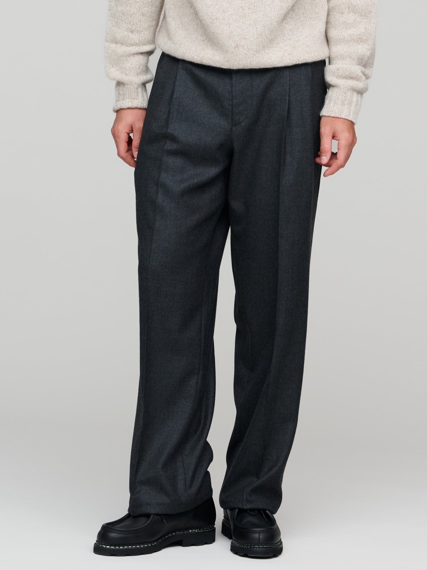 パンツ SUPER LIGHT WOOL TWO-TUCK SLACKS size 3 Super Light Wool Two-Tuck Slacks, Top Charcoal – Goods